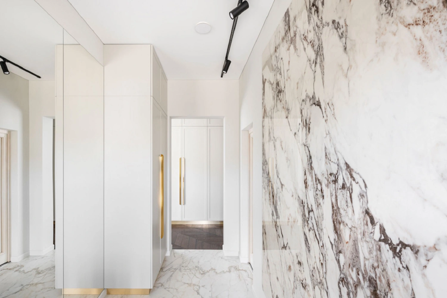 Nowoczesny przedpokój od Marazzi w jasnej, marmurowej kolorystyce